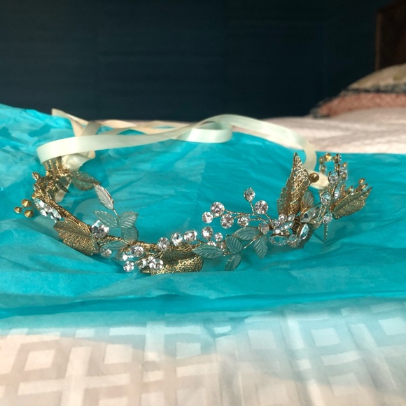 Bridal hairpiece by untamed petals main image 5